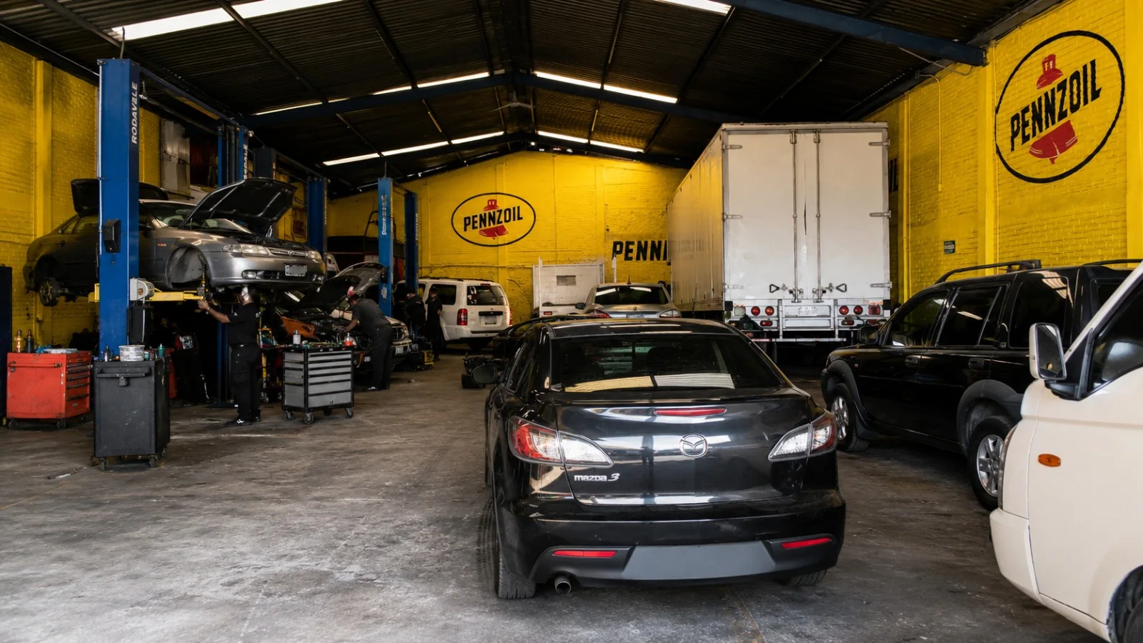 Interior de MAZZE Automotriz con vehículos en servicio